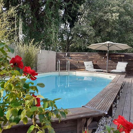 Location Saisonniere Avec Piscine Et Terrasse Au Pied Du Luberon Hotel Lauris Bagian luar foto
