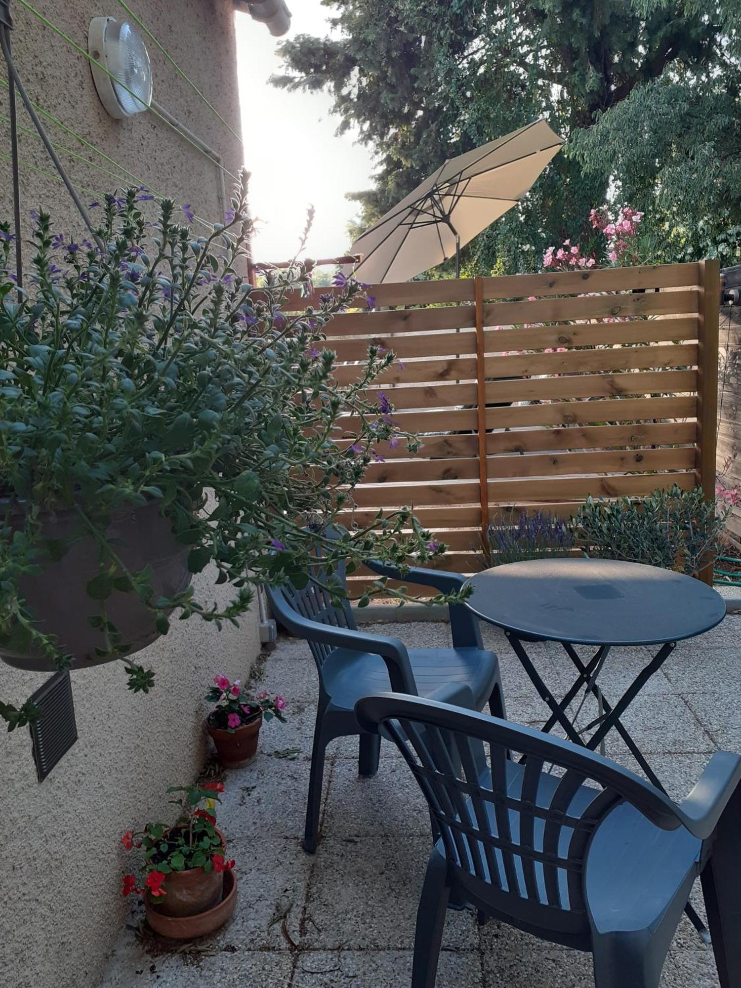Location Saisonniere Avec Piscine Et Terrasse Au Pied Du Luberon Hotel Lauris Bagian luar foto